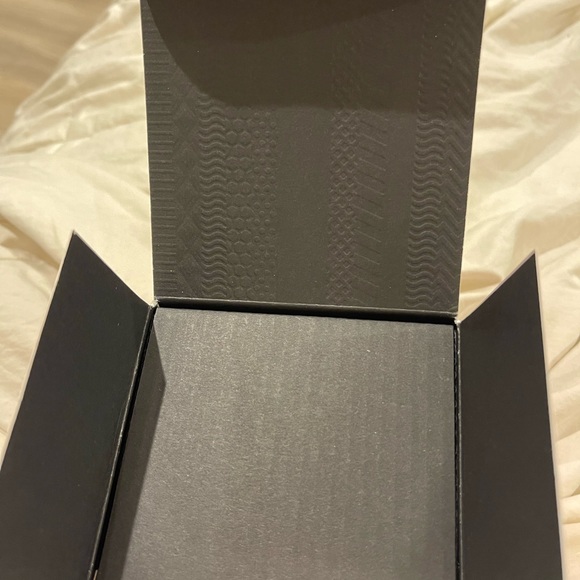 NEST Fragrances Classic Candle “Holiday” 8.1oz, Nest Candle NEW IN BOX - Picture 7 of 8